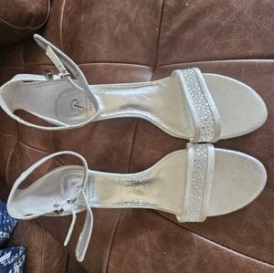 Adrianna Papell leather silver sandals low heel